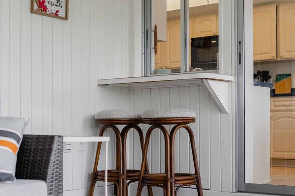 Bar seating on lanai