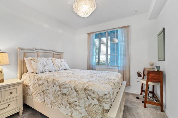 Queen guest bedroom
40 inch smart tv for streaming