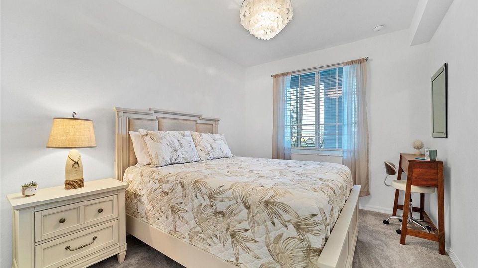 Queen guest bedroom
40 inch smart tv for streaming