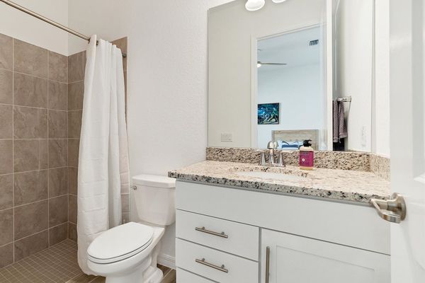 Guest bathroom ensuite attached to the two twin bedroom