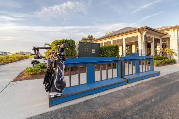Heritage Landing clubhouse bag parking