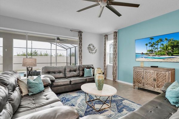 Living Room
75" Smart TV