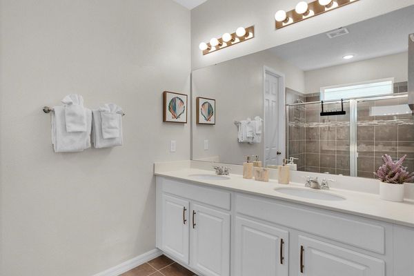 Master King Bathroom 1
Downstairs
Shower