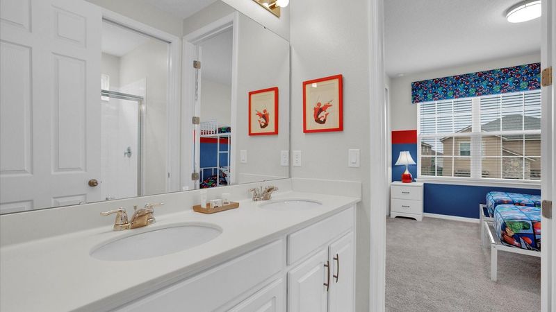 Shared Bathroom 3 Upstairs
Shower