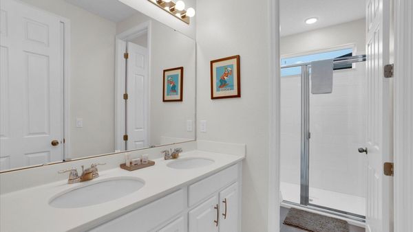 Shared Bathroom 4 Upstairs
Shower