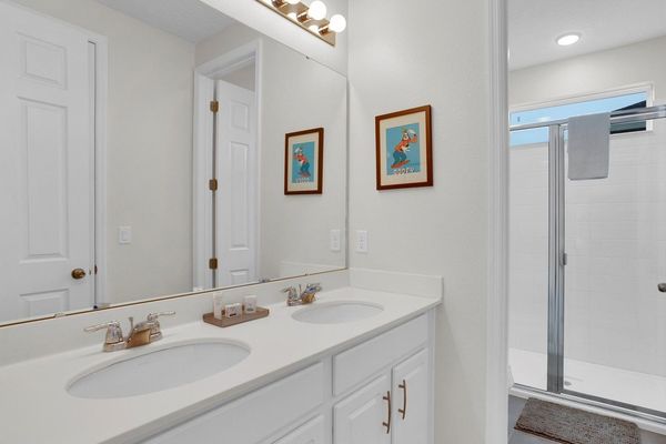 Shared Bathroom 4 Upstairs
Shower