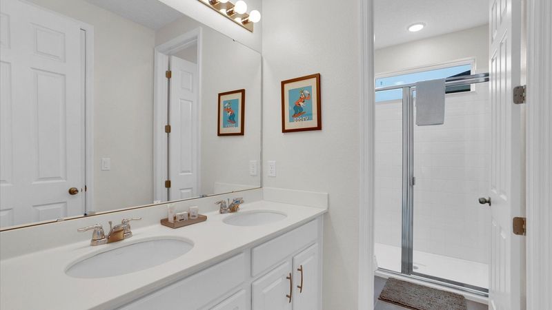 Shared Bathroom 4 Upstairs
Shower
