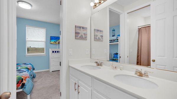 Shared Bathroom 2 Upstairs
Tub/Shower Combo