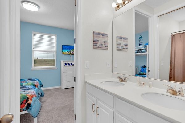 Shared Bathroom 2 Upstairs
Tub/Shower Combo