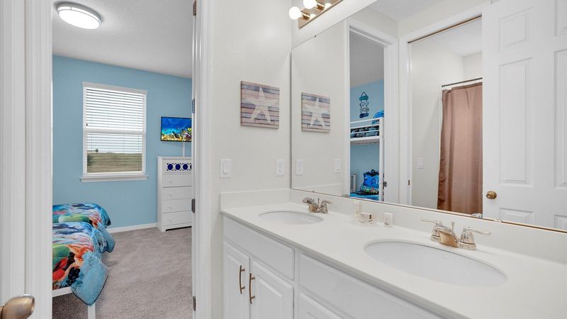 Shared Bathroom 2 Upstairs
Tub/Shower Combo