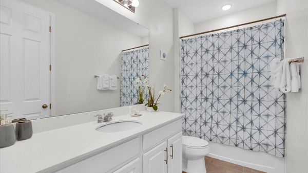 Hall Bathroom 5 Upstairs
Tub/Shower Combo