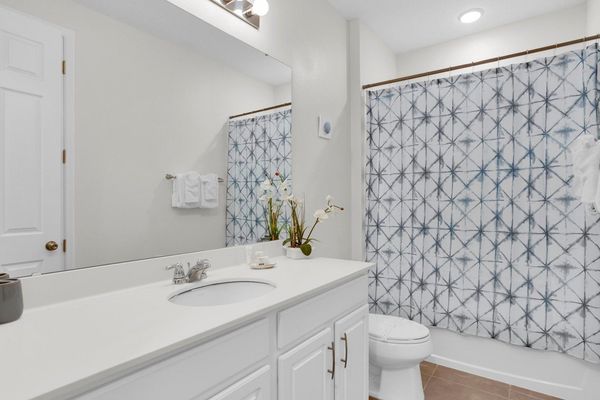 Hall Bathroom 5 Upstairs
Tub/Shower Combo
