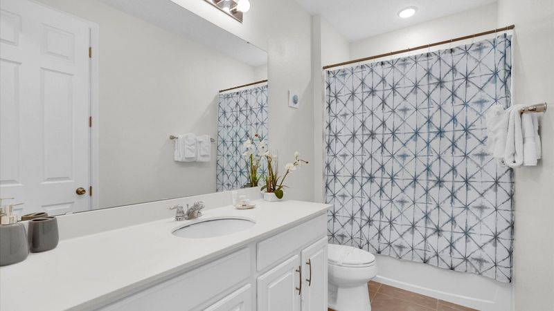 Hall Bathroom 5 Upstairs
Tub/Shower Combo