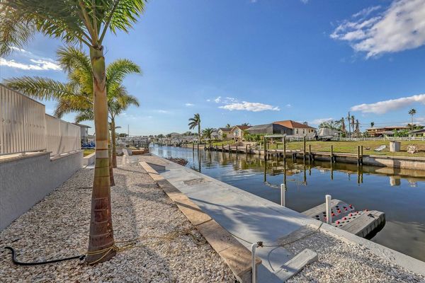 Spacious dock area (Boat lift not available)