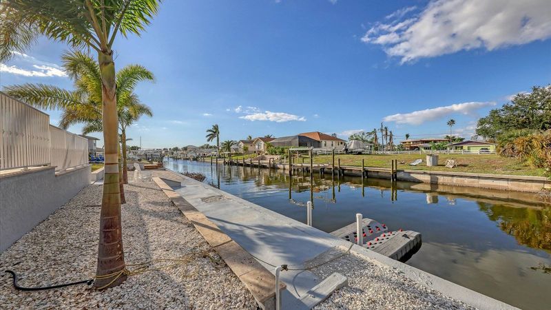 Spacious dock area (Boat lift not available)