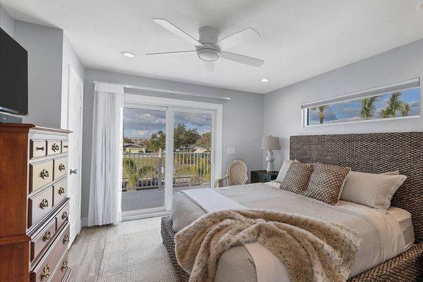 King master suite with lanai access