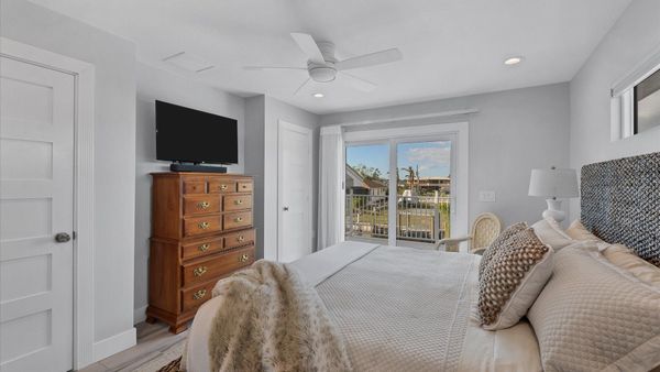 King master suite with lanai access