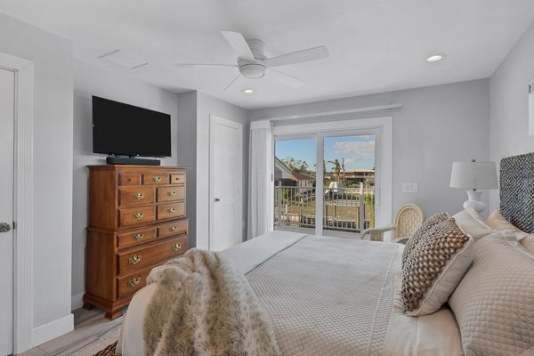 King master suite with lanai access