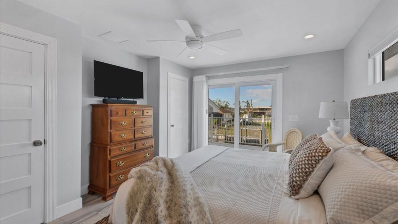 King master suite with lanai access
