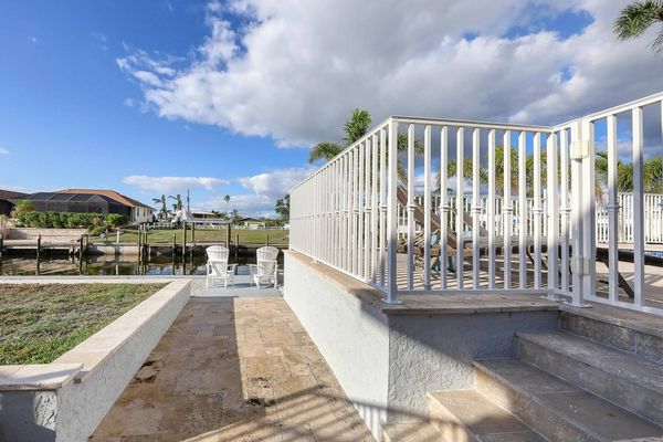 Relax by the water (Boat lift not available)