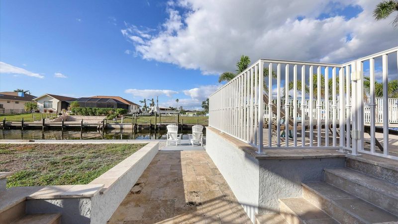 Relax by the water (Boat lift not available)