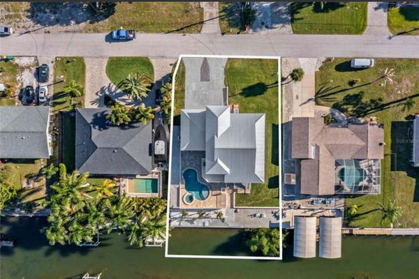 Beautiful Beach style property in Englewood (Boat lift not available)