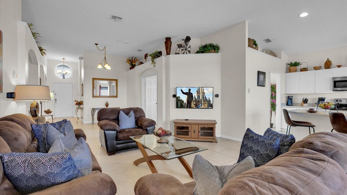 Living Room
50" Smart TV
Surround Sound