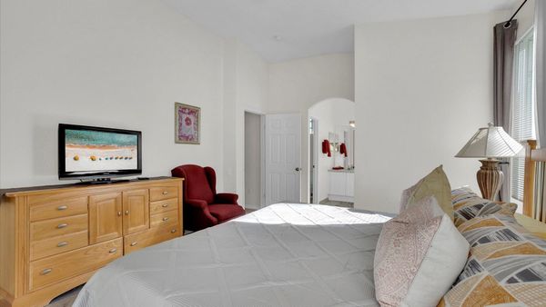 Master King Bedroom 1 (Angle)
32" TV