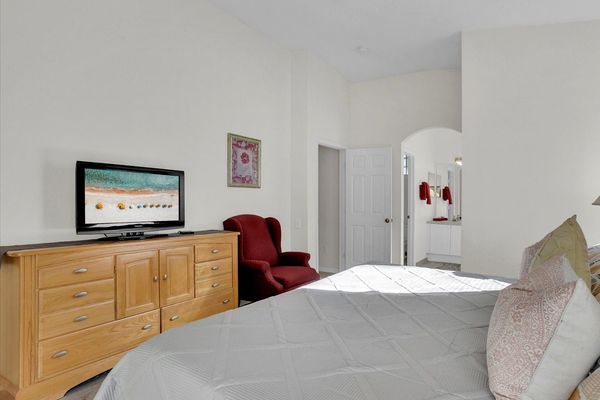 Master King Bedroom 1 (Angle)
32" TV