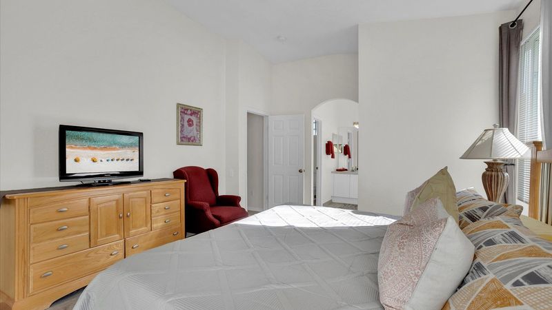 Master King Bedroom 1 (Angle)
32" TV