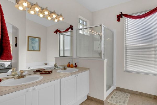 Master King Bathroom 1
Tub and Shower