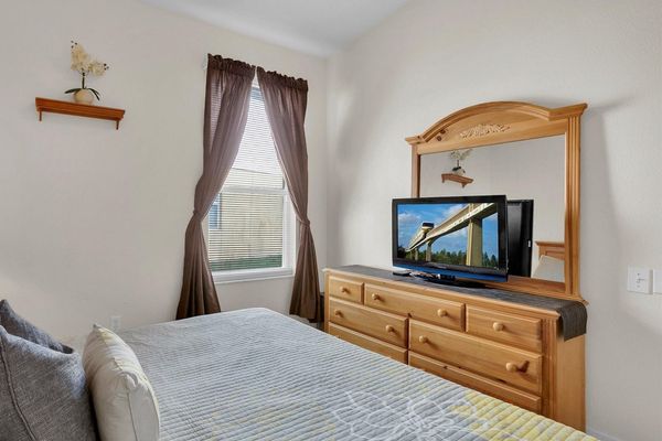 King Suite Bedroom 2 (Angle)
32" TV