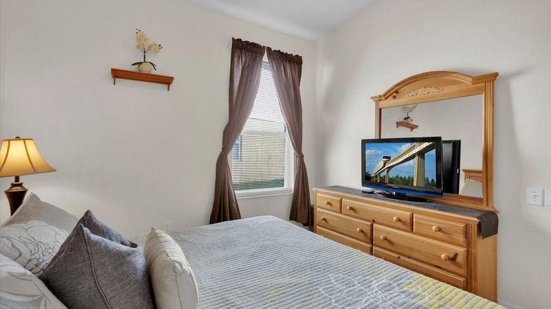 King Suite Bedroom 2 (Angle)
32" TV