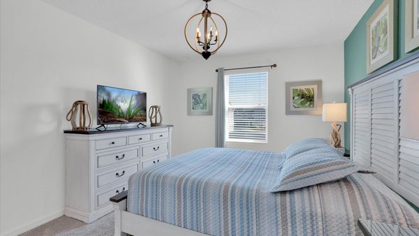 Queen Bedroom 4 (Angle)
40" Smart TV