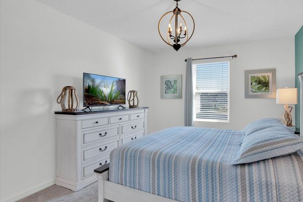 Queen Bedroom 4 (Angle)
40" Smart TV