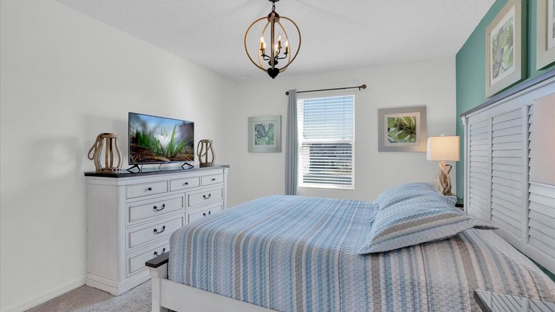 Queen Bedroom 4 (Angle)
40" Smart TV