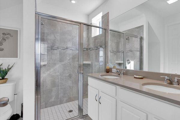 Master King Bathroom 1
Downstairs
Shower