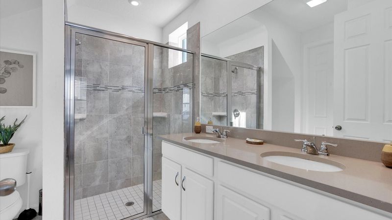 Master King Bathroom 1
Downstairs
Shower