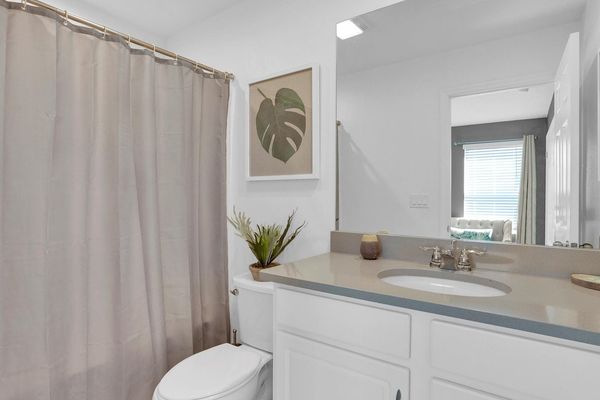 Hall Bathroom 4 Upstairs
Tub/Shower Combo