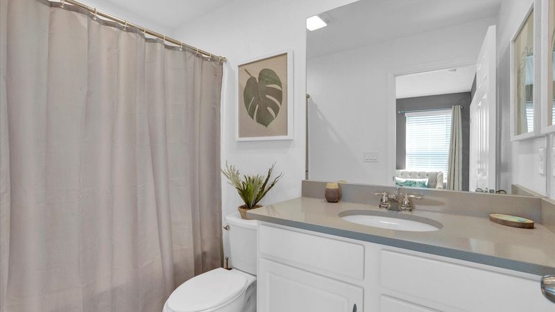 Hall Bathroom 4 Upstairs
Tub/Shower Combo