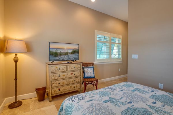 Bedroom 2 - Queen Bed