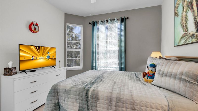 Queen Bedroom 2
43" Smart Tv