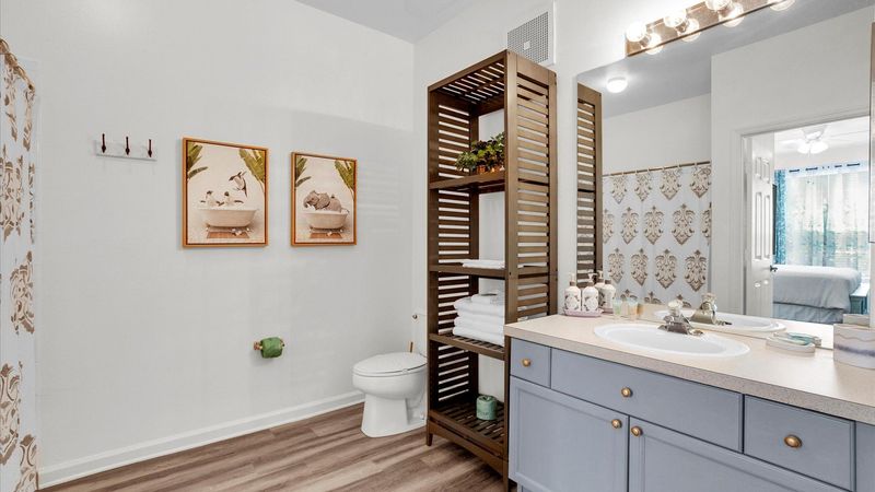 Hall Bathroom 2
Tub/Shower Combo
