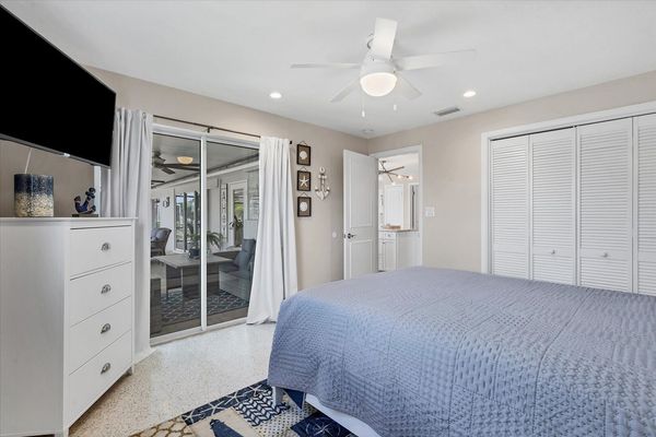 Guest bedroom with lanai access
Queen bed