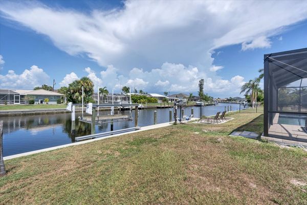 Pool with spa overlooks the canal (Boat lift not available)