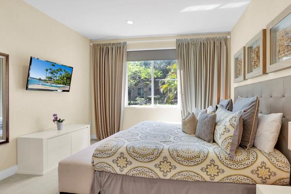 Master King Bedroom 1 (Angle)
40" TV