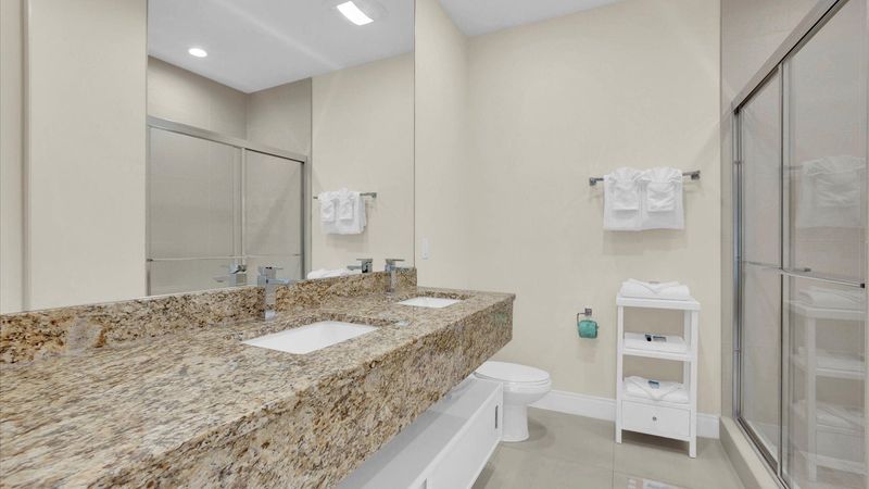 Master King Bathroom 1
Downstairs
Shower