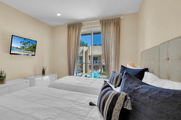 Two Twins Suite Bedroom 3 (Angle)
40" TV