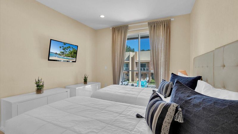 Two Twins Suite Bedroom 3 (Angle)
40" TV