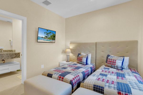 Two Twins Suite Bedroom 4 (Angle)
40" Roku TV